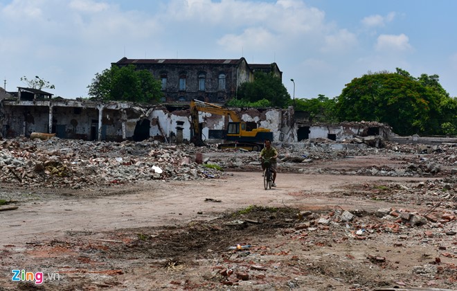 Sau nhiều ngày thi công phá bỏ, Nhà máy dệt Nam Định gần như đã bị san phẳng, để lại nhiều nỗi tiếc nuối cho người dân quanh vùng.