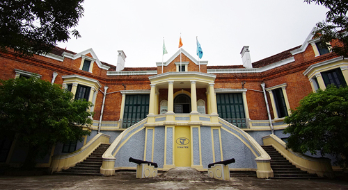 Khu nhà truyền thống – Bảo tàng Dệt may được xây dựng theo lối kiến trúc Pháp cổ nơi ghi dấu những trang sử vàng son của nhà máy dệt Nam Định. 