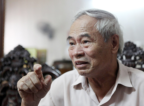 Ông Nguyễn Văn Sớm (công nhân nhà máy dệt Nam Định) bồi hồi kể lại thời kỳ khó khăn của nhà máy khi vừa đánh giặc vừa sản xuất. 