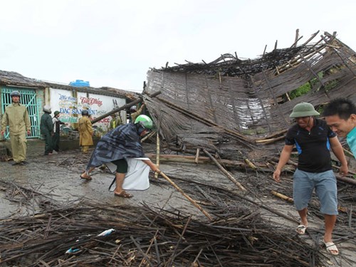 Các lực lượng vũ trang giúp người dân ven biển huyện Tiền Hải khắc phục nhà sập do ảnh hưởng của cơn bão số 1 gây ra 