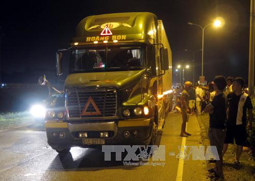 Nam Định: Băng qua đường quốc lộ, một người bị cuốn vào gầm xe
