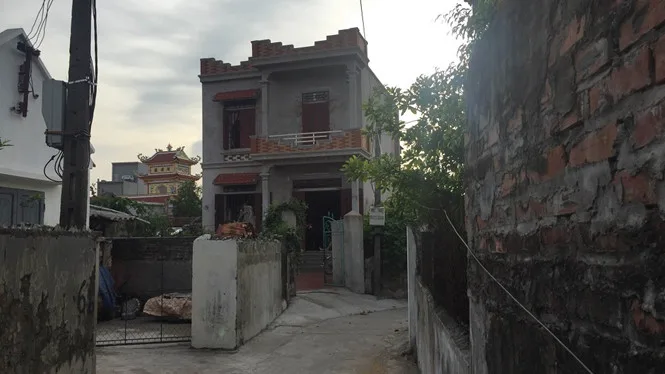 Ngôi nhà nơi hai chánh văn phòng và các con bạc bị bắt quả tang. (Ảnh: Thanh niên) 