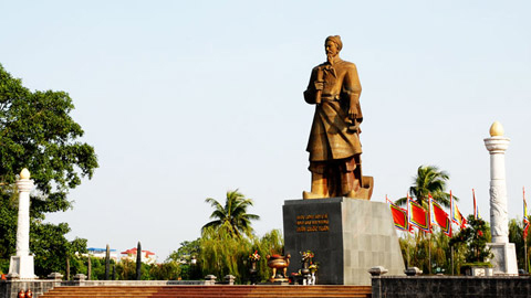  Tượng đài Hưng Đạo Vương ở TP Nam Định. Ảnh: Báo Nam Định.  