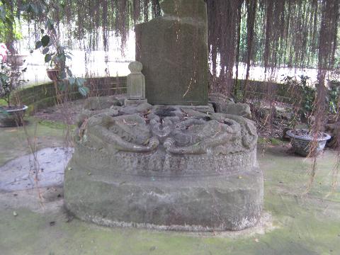  Bệ đá chạm rồng Thời Lý – báu vật của phế tích Chương Sơn, hiện đang được lưu giữ ở chùa Nề (Long Chương tự). 