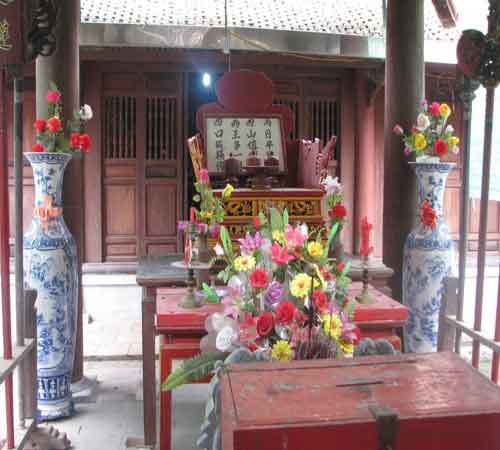  Bàn thờ trong đền ghi bài thơ của sứ Mông Cổ mà Trạng giải mã được. 