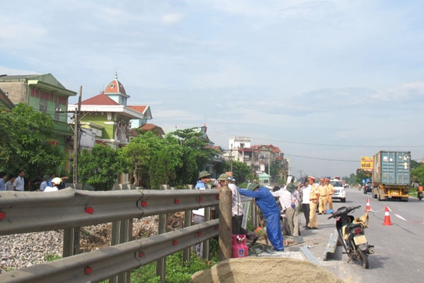 Hàng rào ngăn cách đường bộ - đường sắt trên QL21 đoạn qua Nam Định 