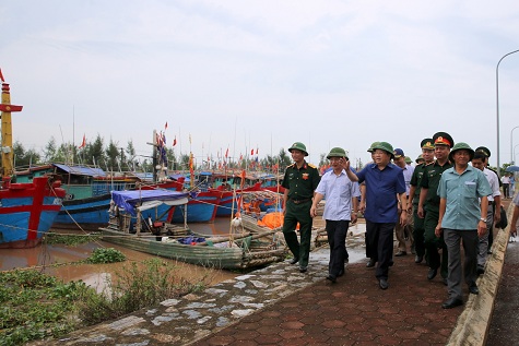 Phó Thủ tướng Trịnh Đình Dũng chỉ đạo công tác ứng phó với bão số 3 tại Nam Định.  Ảnh: VGP/Xuân Tuyến