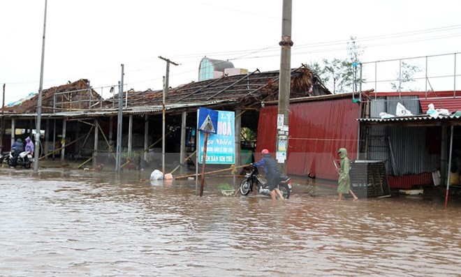 Nước biển dâng cao ảnh hưởng đến đời sống sinh hoạt, kinh doanh của các hộ dân tại thị xã Quất Lâm, huyện Giao Thủy. (Ảnh: Quốc Khánh/TTXVN) 