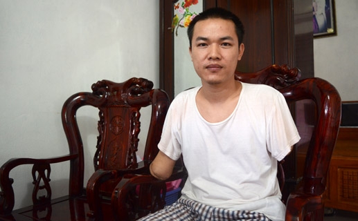 Sau tai nạn anh Đinh Duy Hoán mất khả năng lao động. Ảnh: Duy Hưng.  