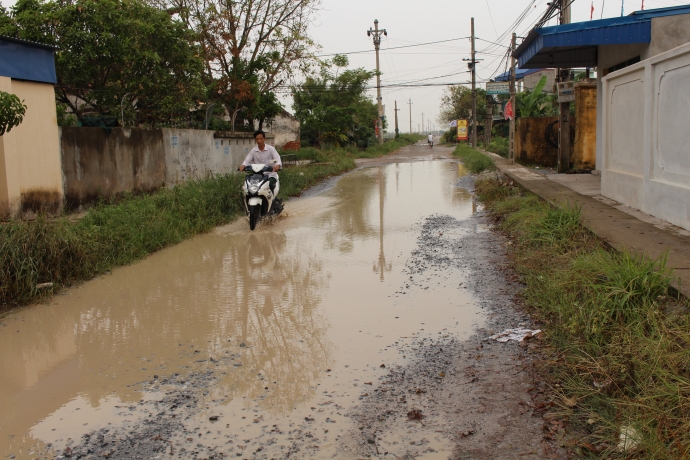 Mỗi khi mưa, cả một đoạn đường bị ngập úng không lối thoát khiến người dân đi lại khó khăn - Ảnh: Trung Dũng 
