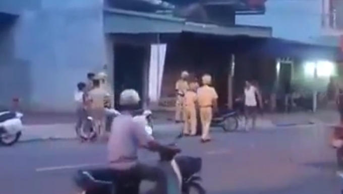Nam Định: Người đàn ông dùng gậy tấn công CSGT