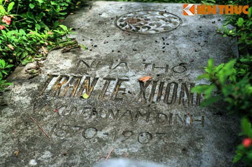 Trên mặt mộ là một phiến đá nằm nghiêng khắc tên nhà thơ cùng quê quán, năm sinh, năm mất. 