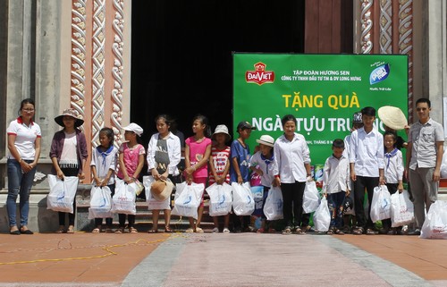 Tập đoàn Hương Sen trao quà ngày tựu trường tại Nam Định