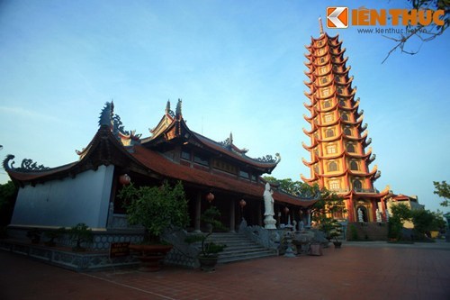 Đây là một ngôi chùa nỏi tiếng trong quần thể di tích Phủ Dầy ở tỉnh Nam Định. 