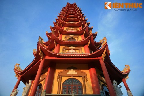 Tháp được thiết kế theo phong cách truyền thống của chùa tháp Việt Nam. 
