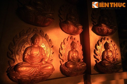 Các vách tường trong tháp được bài trí hàng trăm tượng Phật. 