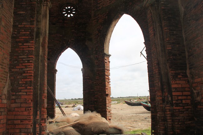 Nhà thờ nằm trơ trọi ven biển và được ngư dân tận dụng làm nơi để đồ nghề đánh bắt. 