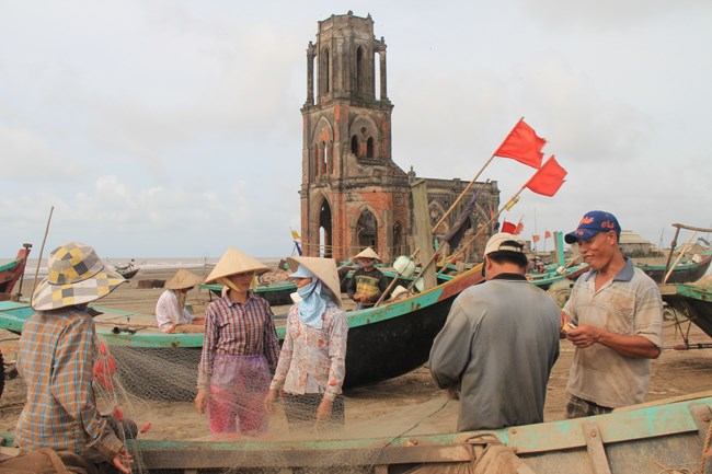 Hoang tàn nhà thờ đổ Nam Định bị biển xâm thực
