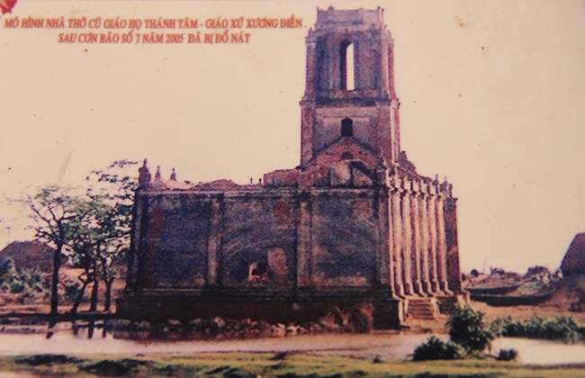 Đây là hình ảnh nhà thờ Trái Tim - Giáo xứ Xương Điền bị phá vỡ và ngập trong nước biển sau cơn bão số 7 năm 2005. 