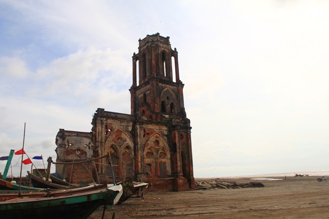 Tại xã Hải Lý có gần 20 nhà thờ và phần lớn người dân ở đây theo đạo. Đây là nhà thờ Trái Tim (Giáo xứ Xương Điền) và nền móng nhà thờ Thánh Maria Madalena cũ đã bị nước biển xâm thực và phá hỏng các kiến trúc. 