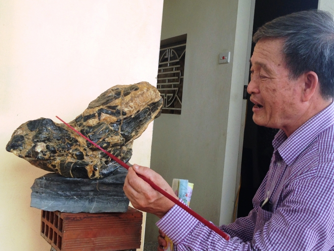 Ông Nguyễn Thanh Nhàn đang mô tả từng đặc điểm trên hòn đá.
