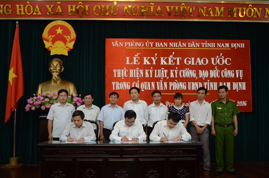 Nhiều nội dung giao ước thực hiện kỷ luật, kỷ cương, đạo đức công vụ đã được Lãnh đạo Văn phòng UBND tỉnh Nam Định cùng đại diện BCH Công đoàn, BCH Đoàn thanh niên cơ quan này ký kết chiều ngày 22/9.