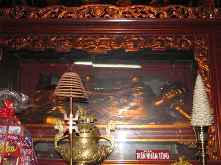 Tượng Trần Nhân Tông nhập Niết Bàn ở chùa Phổ Minh.