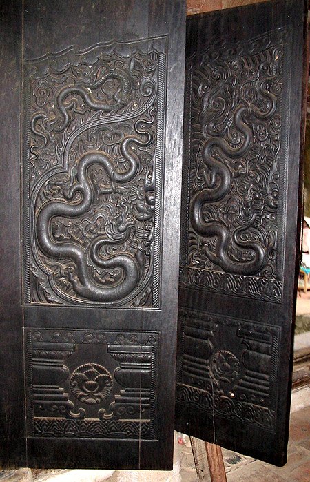 Cánh cửa chạm rồng cửa tam bảo chùa Phổ Minh.