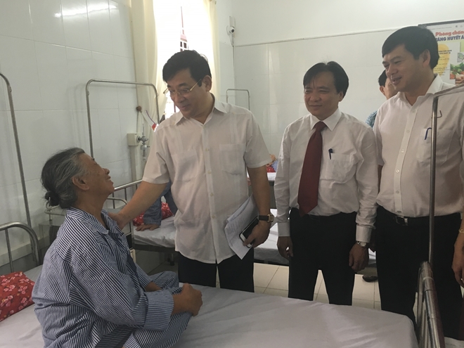 PGS. TS. Lương Ngọc Khuê cùng các đại biểu thăm hỏi bệnh nhân tại BV Nội tiết Nam Định.
