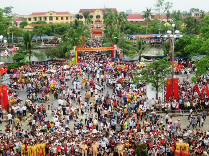 Ngay từ sớm, hàng nghìn người dân và du khách đã đổ về khu vực Nhà Văn hóa huyện Hải Hậu để tham dự ngày hội.