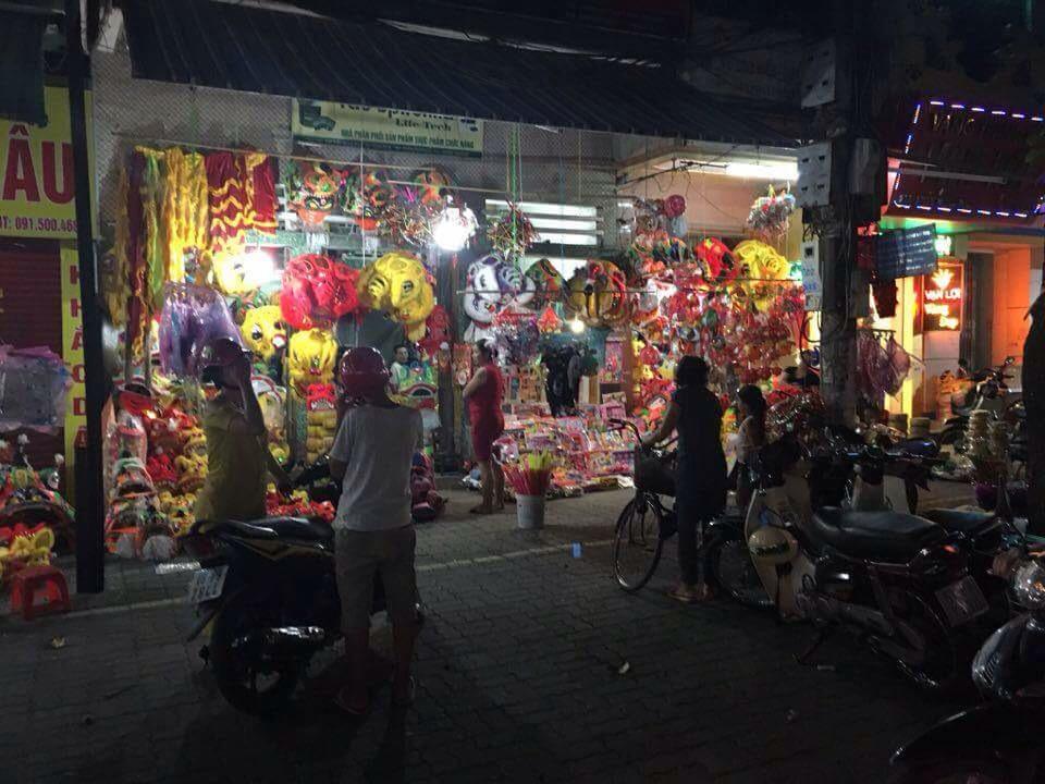 Những cửa hàng bán đồ chơi trung thu tại đường Trần Hưng Đạo đã bắt đầu nhộn nhịp - Ảnh tintucnamdinh.vn