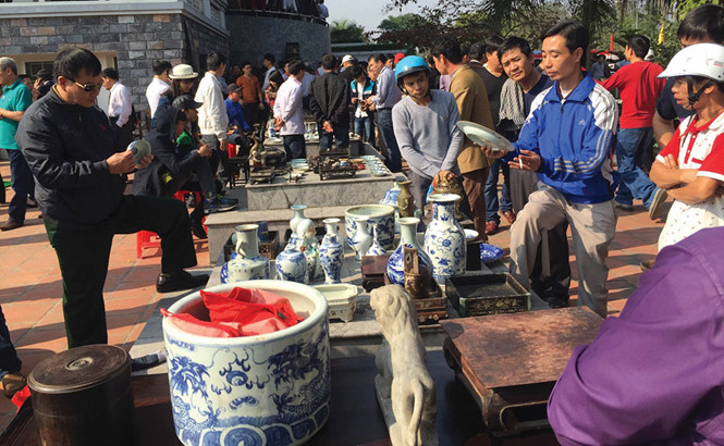 Một phiên chợ cổ vật được tổ chức trong khuôn viên Bảo tàng tỉnh Nam Định.