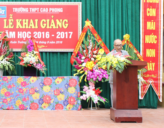Giáo sư Vũ Khiêu phát biểu, căn dặn thầy và trò trường Cao Phong bước vào năm học mới.