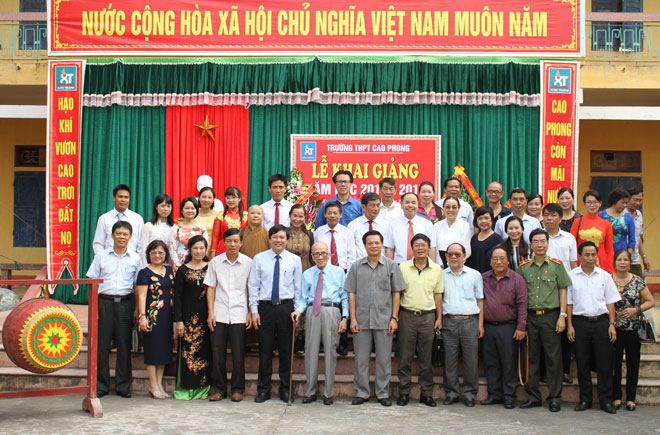 Giáo sư Vũ Khiêu chụp ảnh lưu niệm cùng Ban giám hiệu trường Cao Phong và các vị khách quý về dự lễ khai giảng năm học mới.