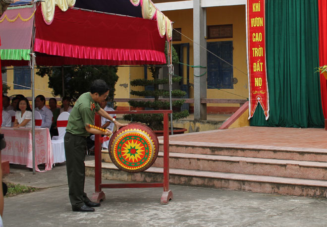 Thiếu tướng, TS Phạm Văn Miên, Tổng biên tập Báo CAND đánh trống khai giảng năm học mới trường PTTH Cao Phong.