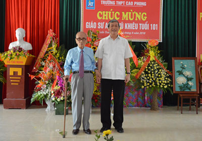 Đồng chí Đinh Thế Huynh, Ủy viên Bộ Chính trị, Thường trực Ban bí thư chúc mừng Giáo sư Vũ Khiêu 101 tuổi.