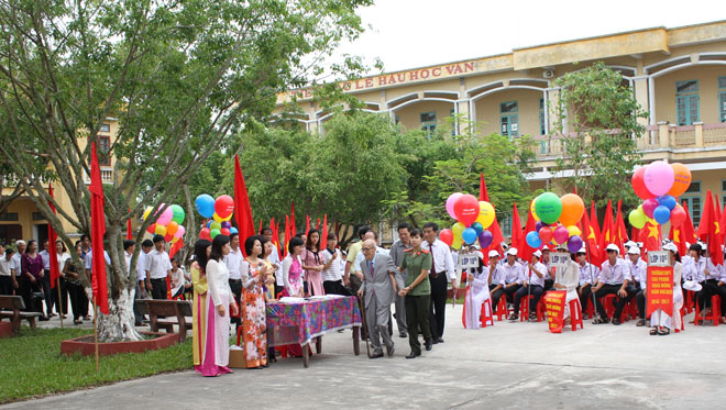 Thầy và trò trường PTTH Cao Phong phấn khởi bước vào năm học mới.
