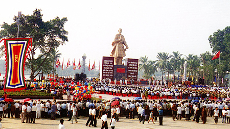 Lễ khánh thành Tượng đài Trần Hưng Đạo, tại Quảng trường 3-2 Thành phố Nam Định (ngày 17-9-2000)
