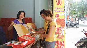 Một cửa hàng bán bánh trung thu trên phố Lê Hồng Phong (TP Nam Định)