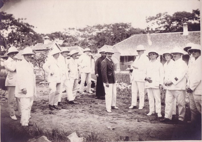 Các nhà quản lý người Pháp của công ty sợi bông, ở giữa là giám đốc Leon Anthyme Dupré và con trai cả, năm 1923.