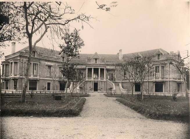 Khu dinh thự của gia đình giám đốc Leon Anthyme Dupré, nay là Bảo tàng Dệt may Việt Nam ở thành phố Nam Định.