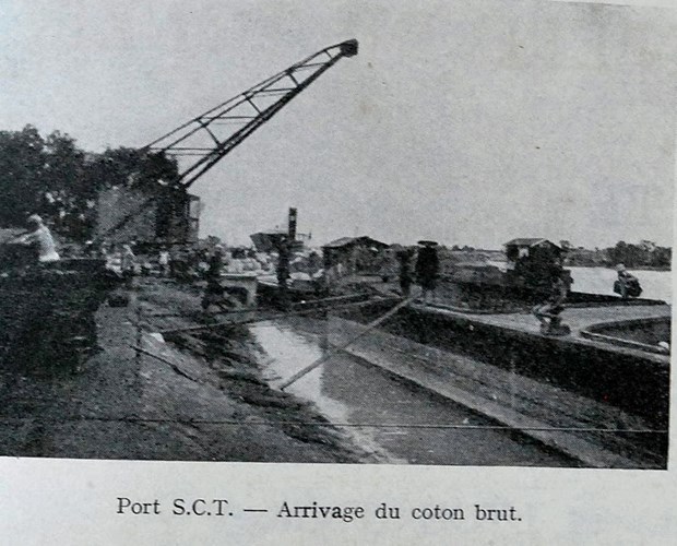 Bông thô được đưa đến nhà máy dệt Nam Định bằng đường thủy.