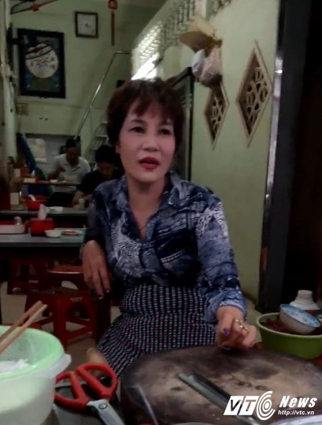  Bà chủ quán "phở chửi" nổi tiếng trên phố Hàng Tiện (TP Nam Định). Ảnh cắt ra từ clip 