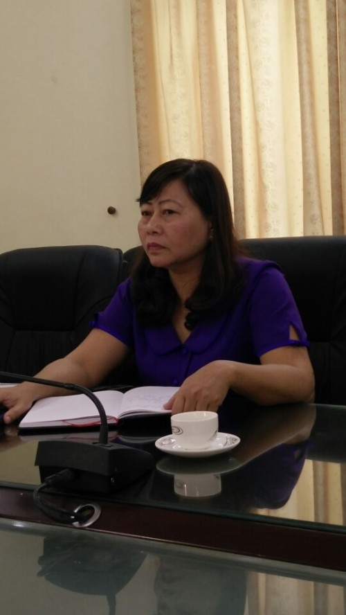 Bà Nguyễn Thị Kim Dung - Chánh thanh tra Sở y tế Nam Định trao đổi với phóng viên