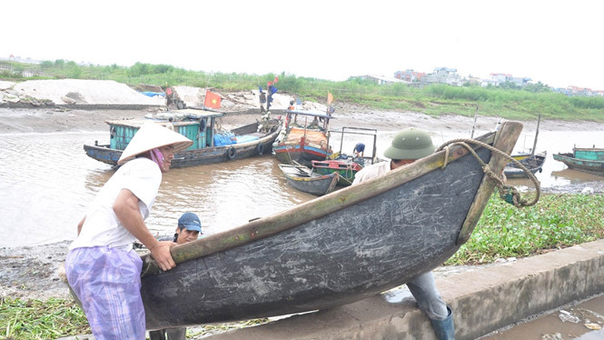 Ngư dân Nam Định đưa tàu thuyền vào bờ để tránh bão