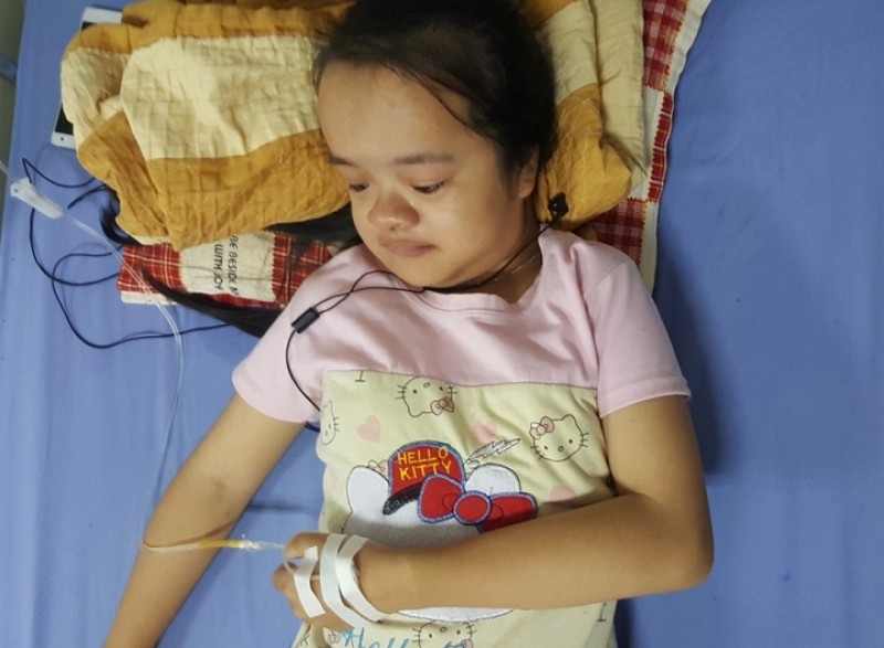 Hải Hậu: Xót xa cảnh bé gái bị chứng bệnh loạn sản xương đòn sọ hiếm gặp