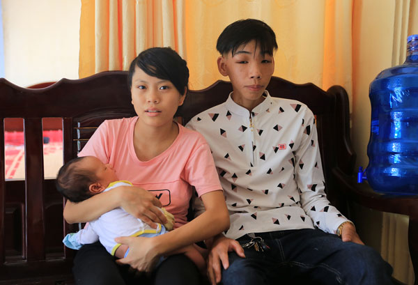 Vợ chồng Nam bên cậu con trai Lê Chu Bảo Toàn hiện nay (Ảnh chụp 7-10).