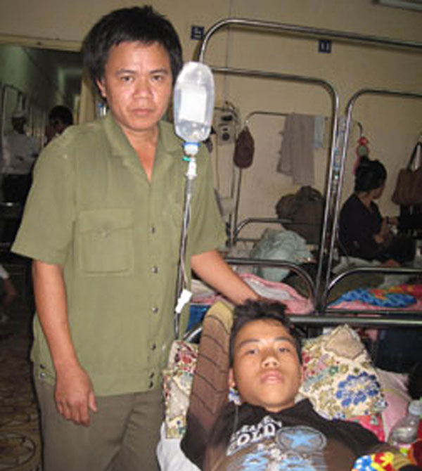 Bố con anh Lực, cháu Nam ngày ở Bệnh viện K (Ảnh chụp tháng 11-2011).