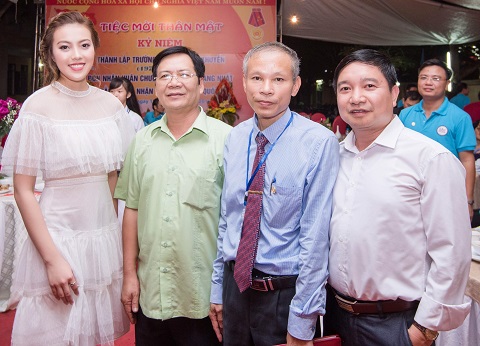 Từ trái qua: Á hậu Thúy Hằng, ông Cao Hùng - GĐ Sở GD&ĐT Nam Định và thầy Nguyễn Anh Tuấn - Hiệu trưởng THPT Nguyễn Khuyến