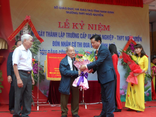 Ông Đinh La Thăng thay mặt các cựu học sinh tiêu biểu của nhà trường tặng hoa, tri ân các thầy giáo cũ.